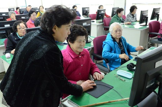 서울 서교동 마포평생학습관의 성인문해교육과정인 '늘푸른학교'에서 어르신들이 컴퓨터 수업을 받고 있다.