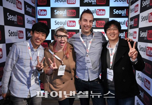 유튜브는 17일 논현동 플래툰 쿤스트할레에서 진행된 '서울튜브 2012'에서 '서울튜브 2012'를 성황리에 개최했다고 밝혔다. 유튜브 제작자인 선현우, 마티나, 사이먼, 김만중씨(왼쪽부터)가 참석해 동영상 제작 노하우를 공유했다.