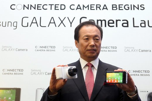 삼성전자 신종균 정보기술모바일(IM) 담당 사장이 29일 서울 서초동 사옥에서 열린 기자간담회에서 신개념 롱텀에볼루션(LTE) 기반 디지털 카메라인 '갤럭시 카메라'를 선보이고 있다.