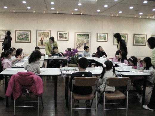 서울 송파도서관은 가족과 함께하는 도서관을 만들기 위해 다양한 주말 프로그램을 운영하고 있다. 서울 오금동 송파도서관 다솜갤러리에서 열린 '수채화로 피는 희망나무' 창의.체험 행사에서 참가 어린이들이 전문가의 도움을 받으며 그림을 그리고 있다.