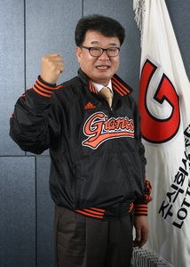 배재후 롯데자이언츠 단장은 "가능성 있는 선수들을 적극적으로 발굴해 우승을 이끌 겠다"며 내년 시즌 포부를 밝혔다. 배 단장 이 파이팅을 외치며 각오를 다지고 있다.