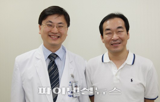 서울대병원 장기이식센터 양재석 교수(왼쪽)가 박성한씨와 외래 진료 후 기념촬영을 하고 있다.