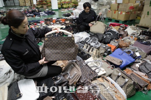 짝퉁 판매 유혹에 걸려든 가정주부와 동네 옷가게 주인 적발