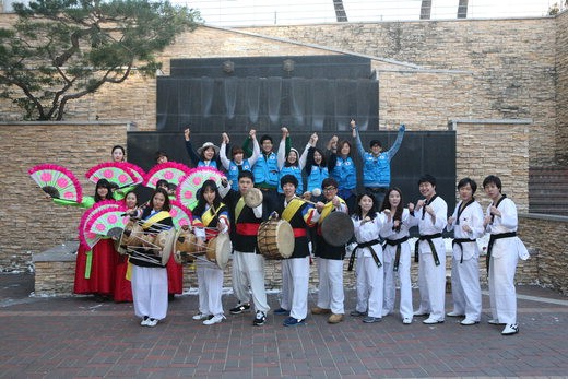 국내 대학들이 해외 자원봉사와 외국 대학과의 학점교류 등을 통한 글로벌화에 잰걸음을 하고 있다. 지난 24일 서울 삼선동 한성대학교에서 열린 '2012 동계 해외봉사발대식'에서 봉사단원들이 기념사진을 찍고 있다.
