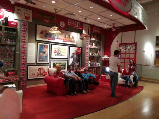 '월드오브 코카콜라'에는 코카콜라의 역사와 변천사를 한눈에 볼 수 있는 다양한 전시관이 마련돼 있다. 코카콜라 로고와 이미지를 활용한 다양한 작품들이 전시돼 있는 한 전시관에서 관람객들이 사진을 찍고 휴식을 취하고 있다.