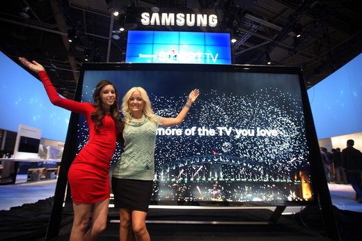 미국 라스베이거스 '소비자가전쇼(CES)2013' 개막을 하루 앞둔 6일(현지시간), 삼성전자 모델들이 현지에서 타임리스 갤러리 디자인의 110형 울트라고화질(UHD) TV를 소개하고 있다.