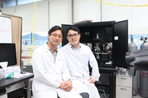 UNIST의 양창덕 교수(왼쪽)와 오준학 교수가 유기반도체 성능 측정 장비 앞에서 포즈를 취하고 있다.