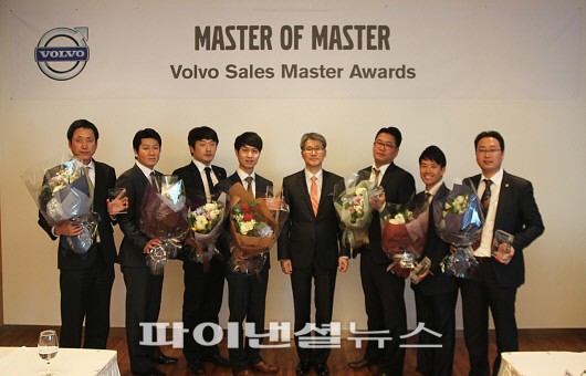 볼보자동차 김철호 대표(오른쪽 네번째)가 수상자들과 기념촬영을 하고 있다.