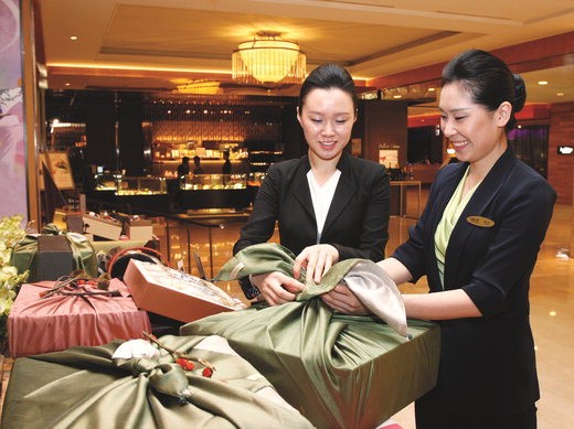 롯데호텔서울 델리카한스에서 직원들이 설 선물세트를 포장하고 있다.