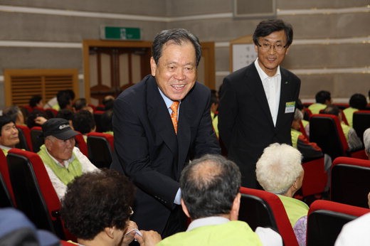 이지송 한국토지주택공사(LH) 사장(가운데 왼쪽)이 지난해 선발된 실버사원 대상으로 열린 한 행사장에서 악수를 나누며 격려하고 있다.