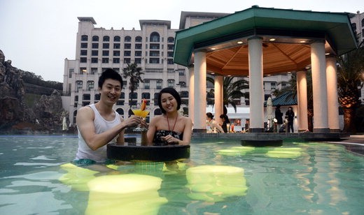 대대적인 리노베이션 공사를 마치고 최근 오픈한 롯데호텔제주 야외스파&가든 '해온'은 수영복을 입은 채 칵테일을 즐길 수 있는 풀바를 운영한다. 사진=김범석 기자