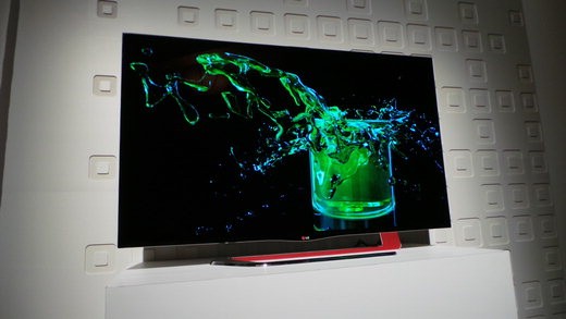 LG전자가 지난달 미국 라스베이거스에서 열린 '소비자가전쇼(CES) 2013'에서 소개한 2013년형 LG 유기발광다이오드(OLED) TV(모델명 55EA8800) 신제품.