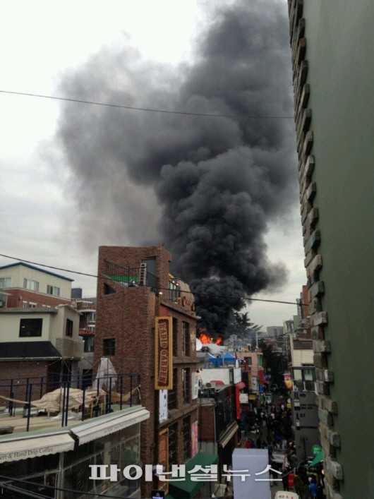 17일 서울 이태원동의 한 상가에서 화재로 화염과 연기가 치솟고 있다.