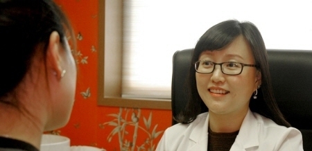 ▲ 존스킨한의원 부산 서면역 김성연 원장(오른쪽)이 환자를 진료하고 있다.