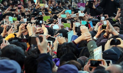대전 으능정이 문화거리에서 열린 한 행사장에서 시민들이 스마트폰으로 행사를 찍고 있다.