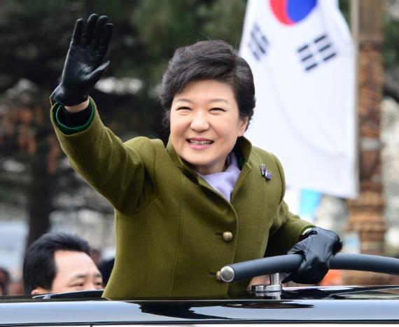 2013년 2월 25일 국회에서 열린 제18대 대통령 취임식을 마치고 박근혜 대통령이 전용차에 올라 시민들을 향해 손을 흔들고 있다. ⓒfnDB