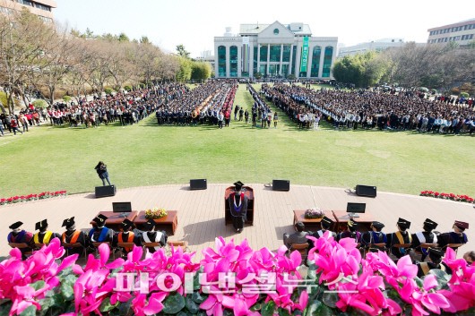 울산대학교는 지난달 28일 중앙정원에서 2013학년도 신입생 3068명을 대상으로 입학식을 갖고 학사일정에 들어갔다.