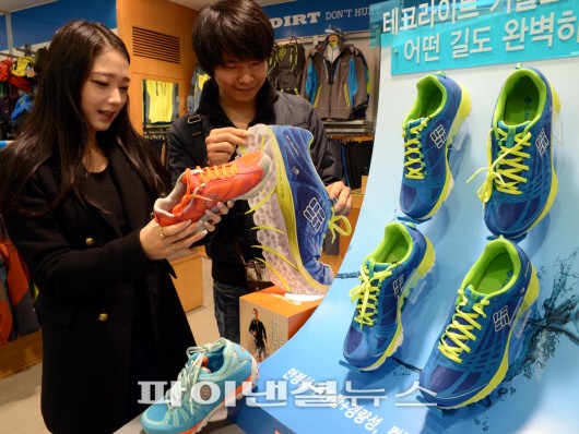 부산 부전동 롯데백화점 부산본점 4층 컬럼비아 아웃도어 매장에서는 최근 런닝화 같이 가볍고 디자인도 화려한 등산화를 선보여 젊은 고객들에게 큰 호응을 얻고 있다.
