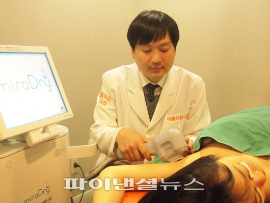 강남 아름다운나라피부과 이상준 박사가 액와다한증 환자에게 미라드라이를 시술하고 있다.