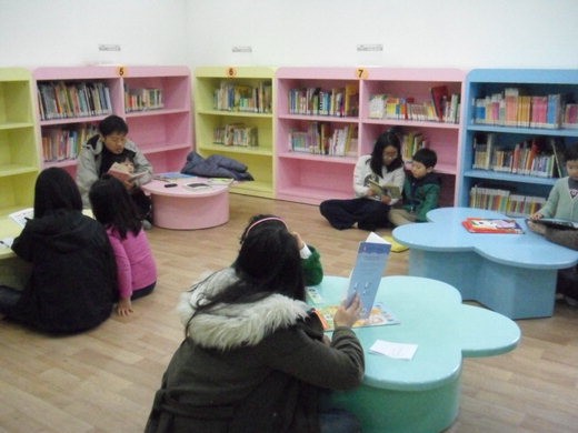 지난 2010년 리모델링한 강동도서관 내 어린이실에서 어린이들이 가족과 함께 책을 읽고 있다.
