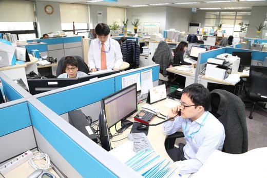 한국거래소 코스닥시장본부 공시업무부 직원들이 26일 서울 여의도 사옥 사무실에서 주요 상장사의 감사보고서를 점검하고 있다.