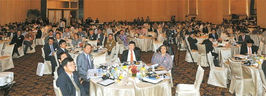 '2013 동남아시아 포럼'이 28일 인도네시아 자카르타 물리아 호텔에서 개최됐다. 파이낸셜뉴스와 코트라(KOTRA)가 주최한 이날 포럼은 250여명의 한국과 인도네시아 경제인들이 참석해 양국 간 경제협력에 대한 의견을 교환했다.
