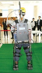 대우조선해양 직원이 1일 서울 다동 대우조선해양 본사에서 하반신형 착용로봇을 착용하고 30kg 상당의 자재를 들어올리는 시범을 보이고 있다.