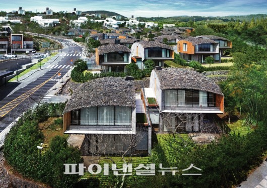 일본의 세계적 건축가 겐코 쿠마가 제주 오름을 형상화해 설계한 롯데리조트 제주 단지내 아트 빌라스 D블록 전경. 사진제공=롯데리조트