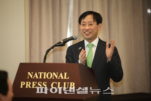 김상헌 NHN 대표는 11일 서울 한국프레스센터에서 열린 관훈클럽 초청 간담회에서 뉴스 유통방식이 뉴스스탠드로 바뀐 만큼 네이버와 언론사들이 새로운 기술도입, 혁신 등으로 사용자들의 유입을 이끌어야 한다고 밝혔다.<div id='ad_body3' class='mbad_bottom' ></div>