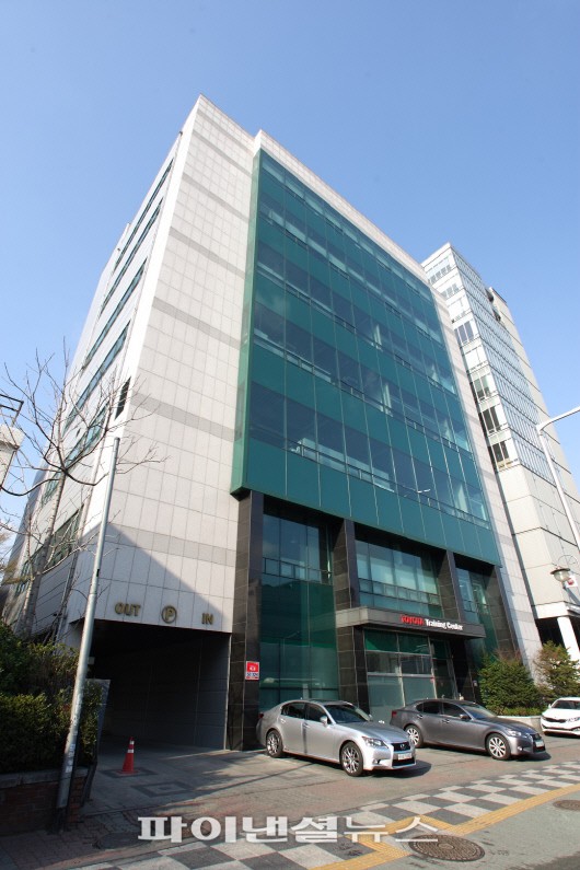 한국토요타자동차는 국내 수입차 업체 중에서 고객만족도 1위를 차지했다.서울 성수동에 위치한 '토요타 교육센터(Toyota Training Center)'는 품질과 고객만족에 대한 도요타 특유의 고집이 고스란히 묻어 있는 곳이다.
