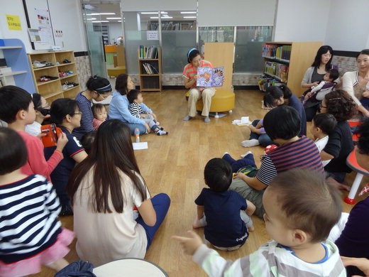 서울 고덕동의 고덕평생학습관에서 엄마와 유아가 함께 둘러앉아 '책 놀이'를 하고 있다.