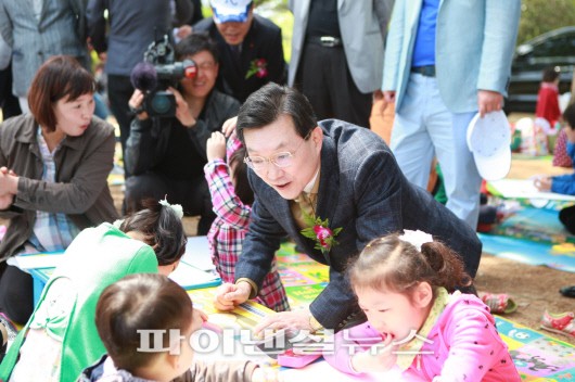 박영빈 경남은행장(가운데)이 28일 오전 열린 경남은행 여성백일장 및 어린이사생실기대회에 참가한 어린이와 이야기를 나누고 있다.