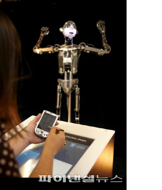 이산솔루션이 'ASPAC 콘퍼런스 2013'에 출품한 로보데스피안은 사람과 유사한 크기의 배우로봇으로, 터치스크린으로 자연스러운 움직임을 원격 제어할 수 있다.