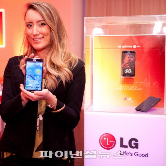 LG전자가 1일(현지시간) 미국 뉴욕에서 전략폰 '옵티머스G 프로' 출시를 앞두고 공개 행사를 연 가운데 현지 모델이 제품을 선보이고 있다.