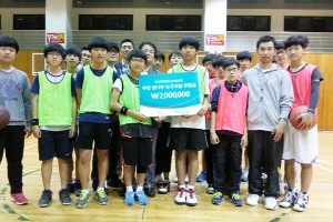하나대투증권 사내 아마추어 농구단이 1일 부천지역 유소년 농구교실에 후원금을 전달했다.