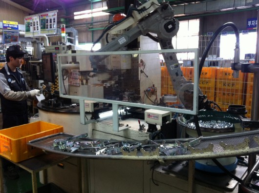 21세기 자동차부품업계를 선도하는 기업 (주)금창. 경북 영천시 본촌동 본촌농공단지 내 금창 본사에서 직원이 자체 개발한 '후드 힌지 복합생산 기반 시스템'을 통해 자동차 후드 힌지를 생산하고 있다.