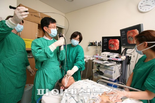 서울아산병원 호흡기내과 이세원 교수(왼쪽 두번째)가 만성폐쇄성폐질환 환자에게 기관지내시경을 통한 '일방향 밸브 폐용적축소술'을 시행하고 있다