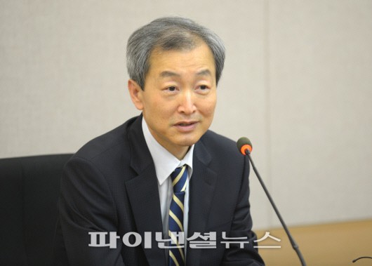 안호영 신임 주미대사가 23일 서울 세종로 외교부 청사에서 기자들의 질문에 답하고 있다.