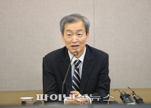 안호영 신임 주미대사가 23일 서울 세종로 외교부 청사에서 기자들의 질문에 답하고 있다.