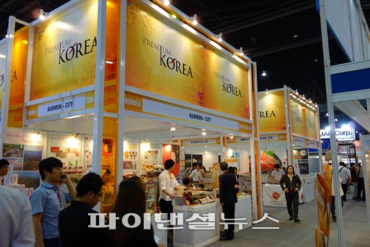 '2013 태국국제식품박람회'에서 한국무역협회와 강원, 충남, 전북, 전남 등의 지자체와 공동으로 마련한 '프리미엄코리아(Premium Korea)관'을 찾은 관람객이 전시품을 살펴보고 있다.