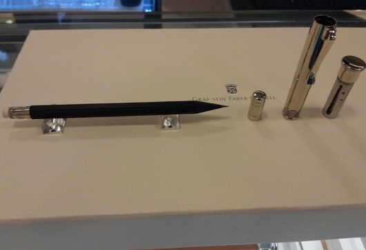 퍼펙트 펜슬 한 자루를 분해한 모습. 지우개 덮개, 캡, 연필깎기로 구성되어 있다.