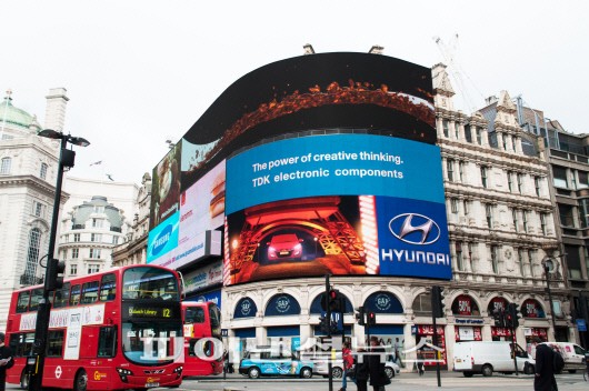 현대자동차는 영국 런던의 중심인 피카딜리 서커스(Piccadilly Circus) 광장에 2018년까지 옥외광고를 운영한다. 피카딜리 서커스 광장에 설치된 현대차 대형 옥외광고판의 모습.