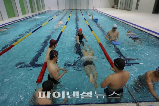 국내 정보기술(IT)기업들도 구글이나 페이스북처럼 직원들의 창의성을 높이는 기업문화를 만들어 가고 있다. 아이덴티티게임즈가 서울 삼성동 사옥에 갖춘 실내수영장에서 직원들이 수영을 하며 재충전을 하고 있다.