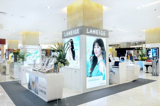 아모레퍼시픽 라네즈는 지난 4월 인도네시아 자카르타시 그랜드 인도네시아 몰에 위치한 세이부 백화점에 인도네시아 첫 번째 매장을 오픈했다. 라네즈 세이부 백화점 매장 전경.