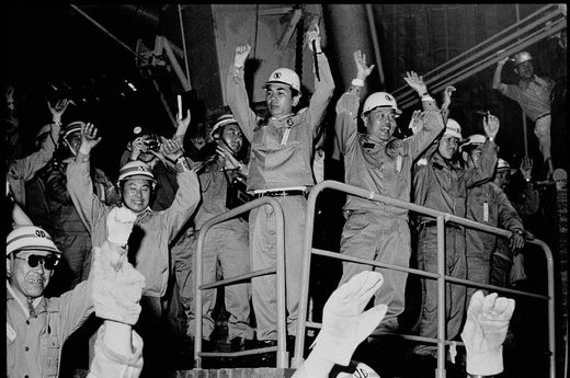 1973년 6월 9일 포항1고로에서 최초로 새빨간 쇳물이 흘러나오자 고 박태준 명예회장을 비롯한 포스코(당시 포항제철) 임직원들이 환호하고 있다. 1968년 포스코 창립 이후 만 7년2개월 만에 첫 출선을 이룬 박 명예회장과 창립요원들은 뜨거운 눈물을 흘렸다. 6월 9일은 '철의 날'로 지정돼 기념되고 있다.