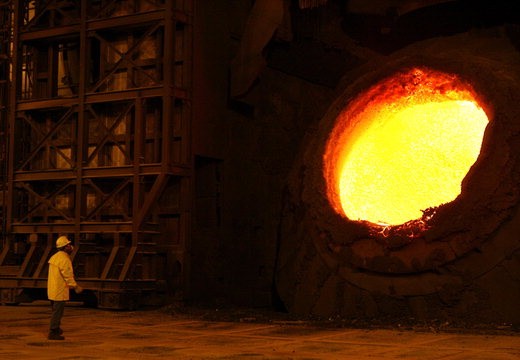 포스코 포항제철소 고로에서 작업자가 쇳물을 만드는 작업을 하고 있다.