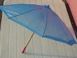 이제는 쉽게 찾아볼 수 없게 된 파란 대나무 비닐우산