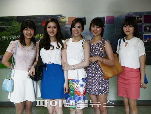 부산향토기업 대선주조(주) 기장공장을 방문한 (왼쪽부터) '2013 미스코리아 부산' 이유진 (미스 즐거워예), 정가윤 (미스 부산 선), 이수민(미스 화승), 이지영(미스 팬스타), 조효림(미스 그랜드 호텔)씨 등 5명의 미녀들이 기념촬영을 하고있다.