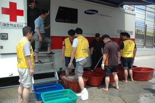 지난 26일 한국남동발전 영흥화력본부 직원들이 '인천 내일을 여는 집' 쪽방상담소에서 이동빨래방을 이용한 세탁 봉사를 하고 있다.