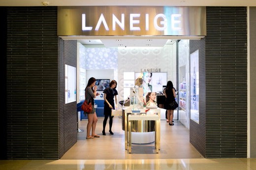 아모레퍼시픽 브랜드인 라네즈는 1996년 매출 1000억원을 돌파한 후 2002년 9월 중국을 비롯해 싱가포르, 베트남, 대만, 태국, 인도네시아, 말레이시아 등에 잇따라 진출하는 등 글로벌 브랜드로 성장하고 있다. 싱가포르 라네즈 매장.